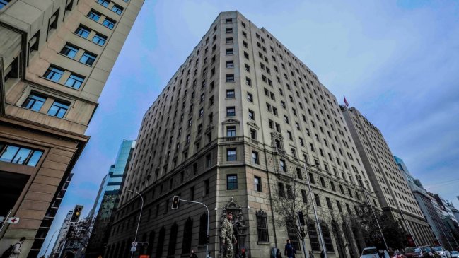 S&P y Moody's ratifican calificación crediticia de Chile con perspectiva 