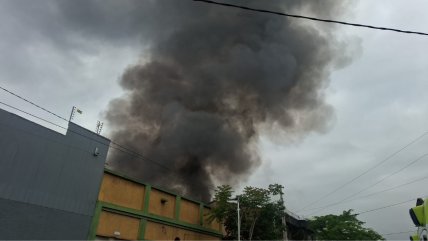  Incendio afecta a mueblería en Pedro Aguirre Cerda  