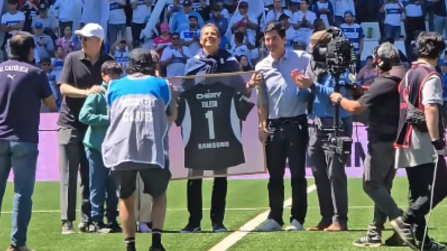 Patricio Toledo fue homenajeado por la UC en la previa del clásico universitario