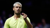 Alcaraz perdió en su debut en el Masters de París y puso en peligro su sitial en la cima de la ATP