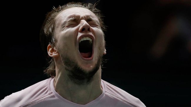 Bublik mantuvo su racha triunfal y alcanzó las semifinales de París