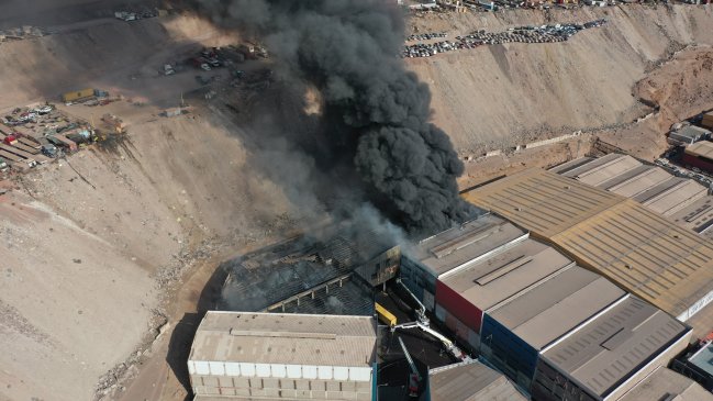 Bomberos de Iquique prevén controlar este martes incendio que afectó tres galpones de la Zofri