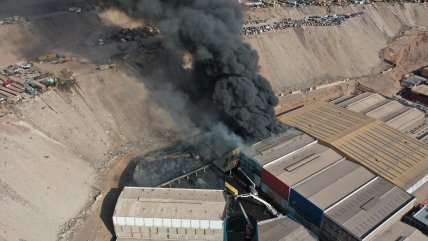   Bomberos de Iquique prevén controlar este martes incendio que afectó tres galpones de la Zofri 