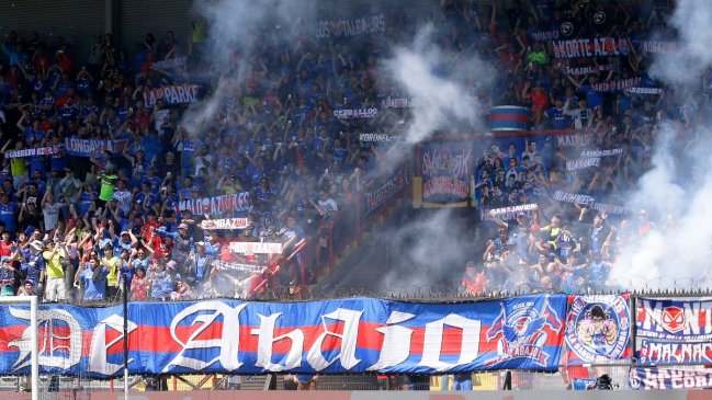 Hinchada de la U fue denunciada en informe arbitral por lanzamiento de fuegos de artificio