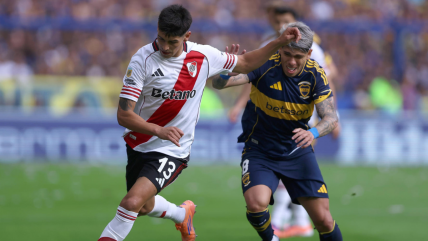   Carlos Palacios celebró ante Paulo Díaz en el triunfo de Boca sobre River en el clásico argentino 