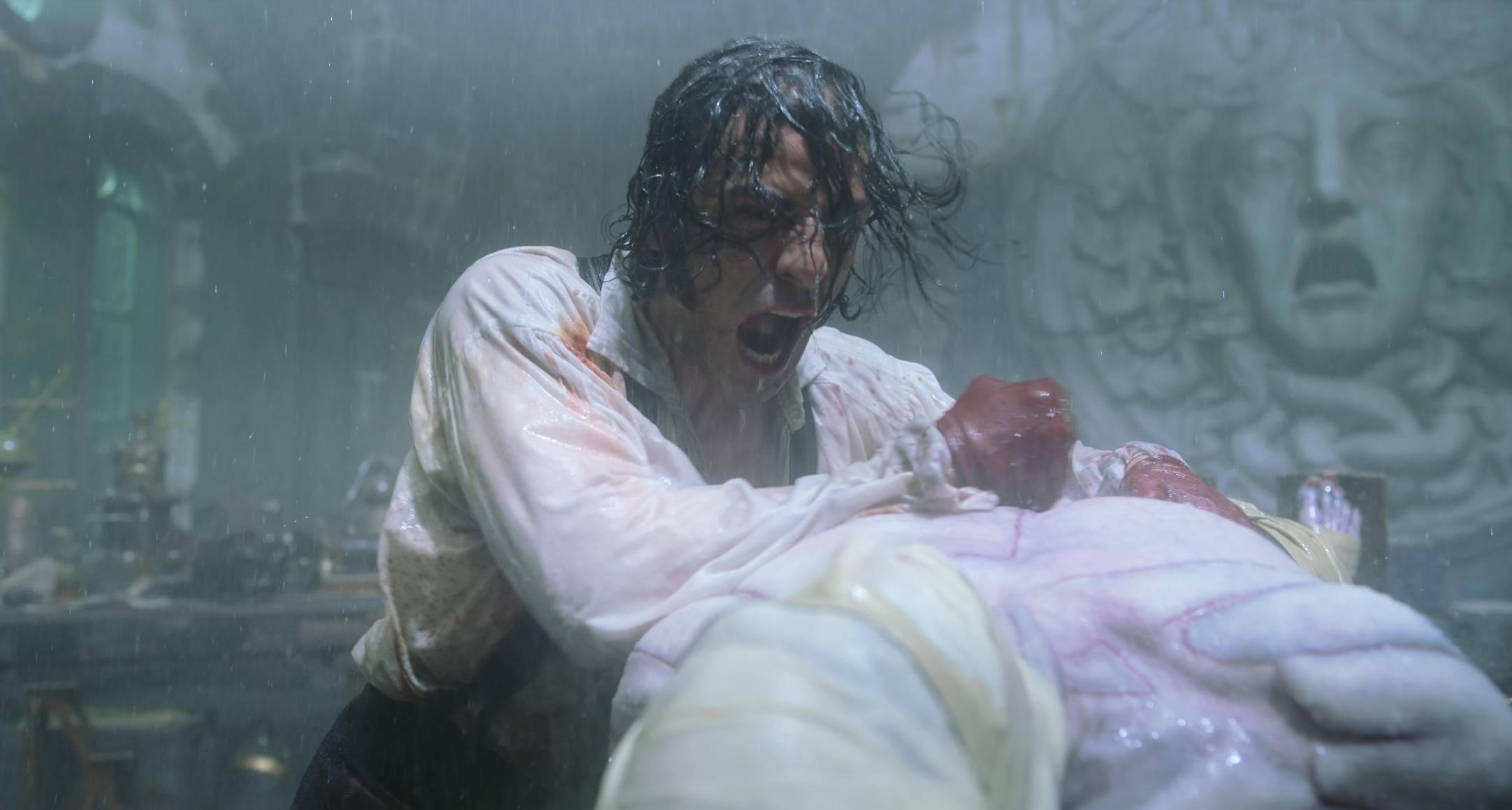 Oscar Isaac y Jacob Elordi en Frankenstein