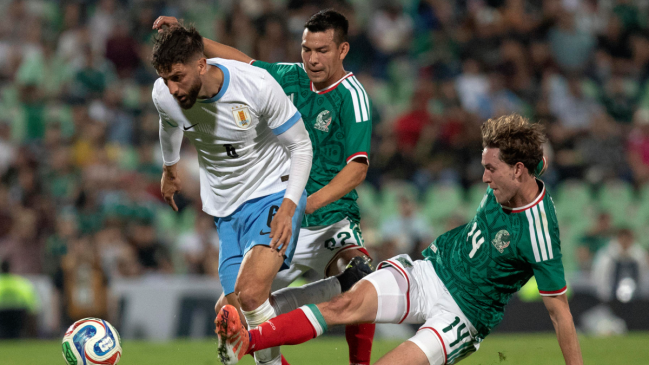 El Uruguay de Bielsa firmó un opaco empate que aumentó las dudas de México