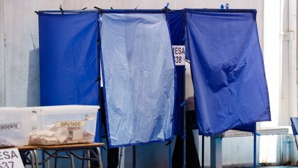 Adulto mayor se trenzó a golpes con funcionario electoral 40 años menor