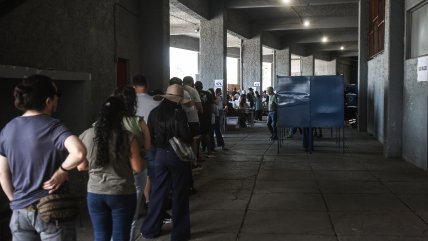 Colas en las mesas de votación: Servel abierto a buscar formas de 