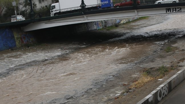 Hombre aseguró que delincuentes lo asaltaron y lo lanzaron al Río Mapocho