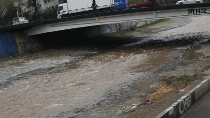 Hombre asegura que delincuentes lo asaltaron y lo lanzaron al Río Mapocho