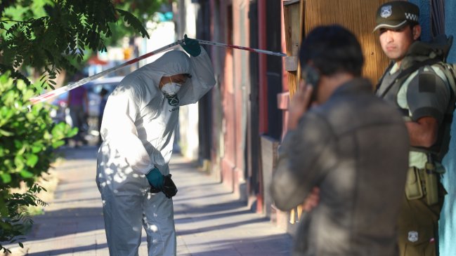 Carabineros investiga posible femicidio e intento de suicidio en vivienda de Santiago