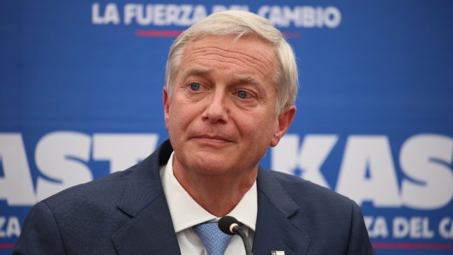 Kast desestima crítica de Jara por no asistir a debate: Aceptamos la invitación de salir a la calle