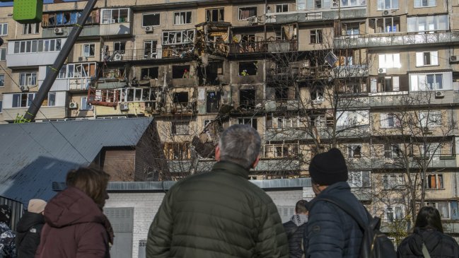 Secretario del Ejército de EE.UU. visita Kiev en medio de rumores sobre negociaciones con Rusia