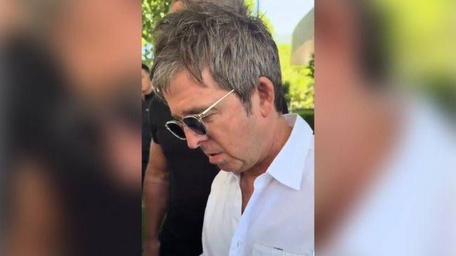 ¿Un saludo a Maradona? El confuso momento que tuvo Noel Gallagher con una fanática en Chile
