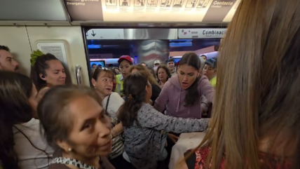 [Video] Metro pidió "empatía" tras caótico instante por coche de guagua en hora punta