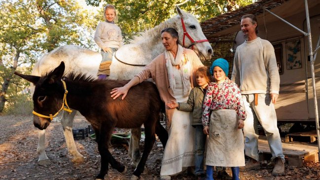 Italia quitó tres hijos a una pareja que decidió arrancar de la civilización