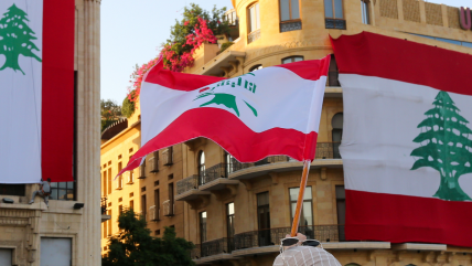 Al menos un muerto y 21 heridos tras ataque israelí contra suburbios de Beirut
