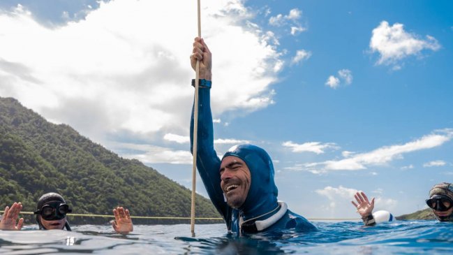 Apneísta chileno Sebastián Lira hizo historia en Dominica