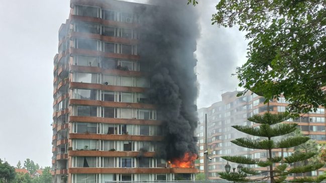 Incendio afectó a departamento en Vitacura y obligó a evacuar edificio