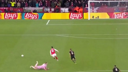   [VIDEO] Martinelli aprovechó increíble error de Neuer y extendió ventaja de Arsenal ante Bayern Munich 