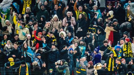   [VIDEO] Hinchas kazajos fueron homenajeados tras viajar 5.000 kilómetros para ver a su club en Champions 