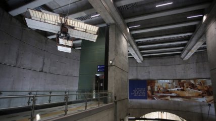   Metro Villa Frei estrena mural y réplica del primer avión que voló en Chile 