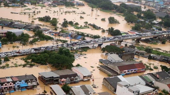 Devastadoras inundaciones dejan más de 450 muertos en Indonesia y Tailandia