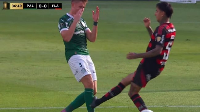 [VIDEO] Erick Pulgar se salvó de la roja tras grosera patada en la final de la Copa Libertadores