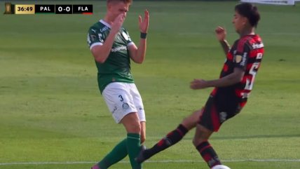   [VIDEO] Erick Pulgar se salvó de la roja tras grosera patada en la final de la Copa Libertadores 