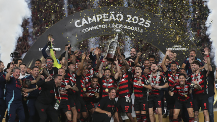   Flamengo celebró con Erick Pulgar la conquista de la Copa Libertadores tras batir en la final a Palmeiras 
