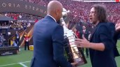 [VIDEO] El respetuoso gesto de Carles Puyol con el trofeo de la Copa Libertadores en Lima