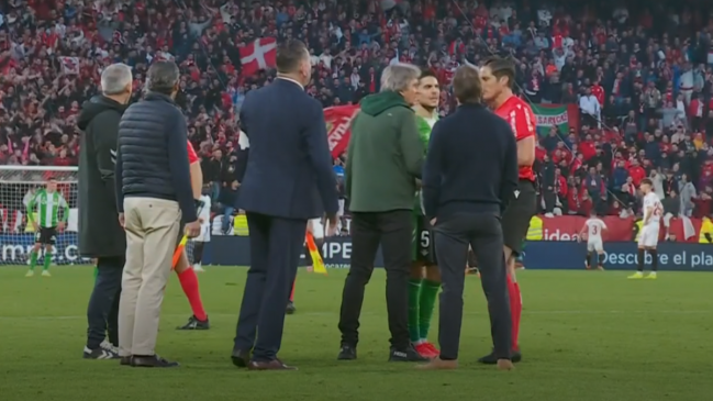 El derbi andaluz entre Sevilla y Betis se interrumpió por proyectiles e insultos