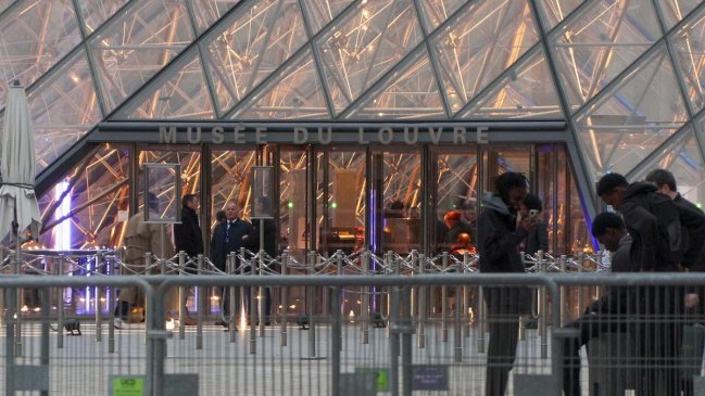 Empleados del Louvre irán a huelga por el deterioro del museo