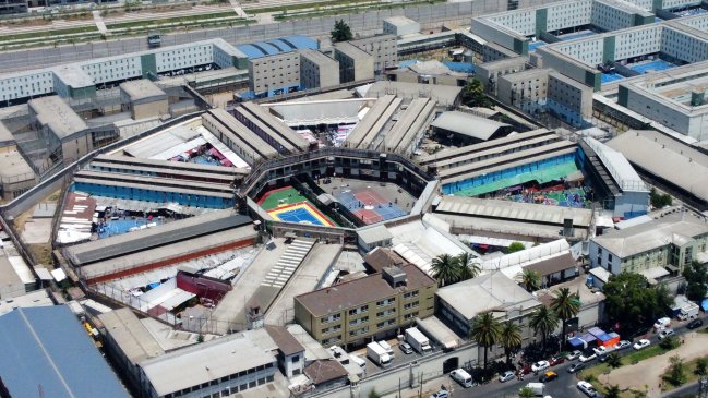 Dejan dos coronas de flores en exPenitenciaria de Santiago