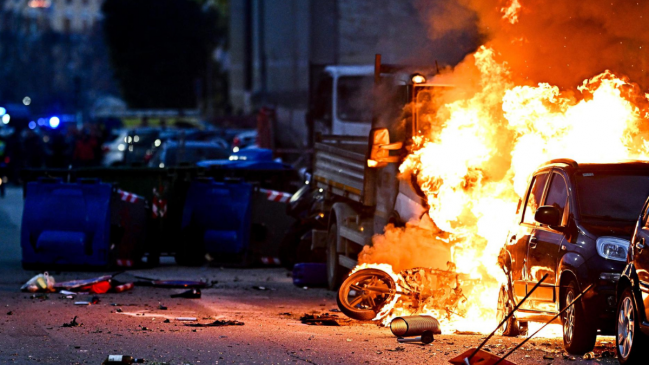 Batalla campal entre hinchas de Inter y Genoa dejó motos calcinadas y policías heridos