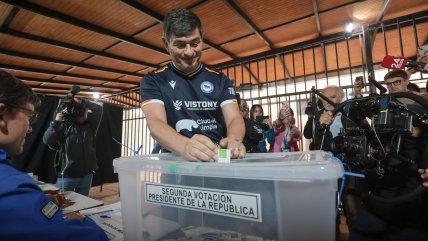 Parisi votó y advirtió: "Seremos la peor pesadilla de Jara o Kast" si proponen malas ideas