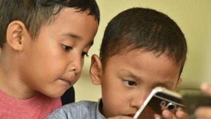 Macron quiere prohibir que menores de 16 años accedan a redes sociales en Francia