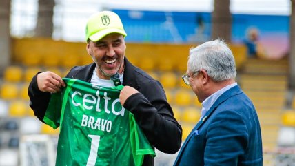 Claudio Bravo compartió con cadetes de Coquimbo Unido y recibió la camiseta del campeón
