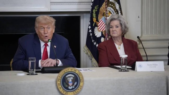 Trump defendió a jefa de gabinete tras decir que tenía 