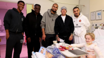 Jugadores de Chelsea realizaron una visita solidaria a niños hospitalizados