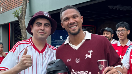   Exfutbolista campeón con Arsenal revolucionó a los hinchas en Paraguay 