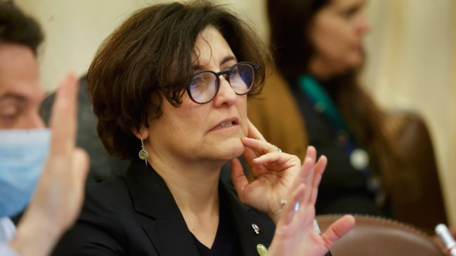 Rápida cirugía de cadera a madre de ministra Aguilera en Hospital del Salvador desata debate