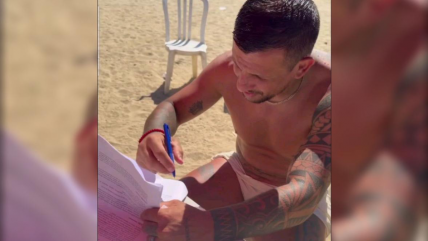   [VIDEO] A su estilo: Vecchio firmó el contrato con Unión Española en la playa 