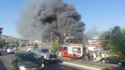 Incendio afecta a bodegas cercanas al Mall Plaza Norte