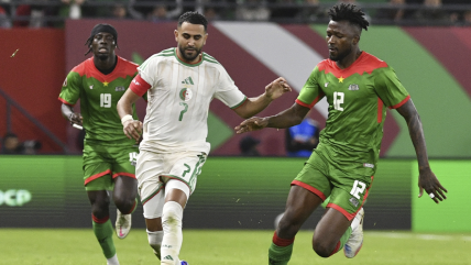   Mahrez selló la clasificación de Argelia a octavos de la Copa África con gol ante Burkina Faso 