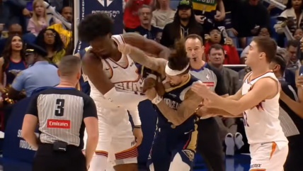   [VIDEO] Directo a los golpes: La pelea en pleno partido entre Pelicans y Suns 