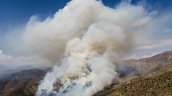 Gigantesca nube de humo en el sector oriente de Santiago debido a incendio en cerro de Las Condes