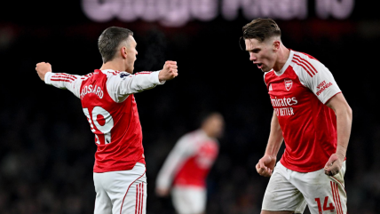 Arsenal cerró el año como líder de la Premier League con triunfazo sobre Aston Villa