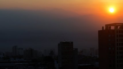Humo de incendios causó un llamativo amanecer en Santiago